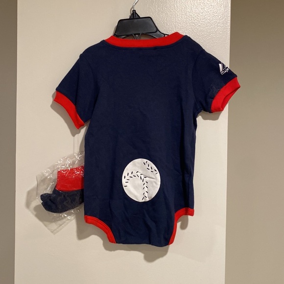 NWT Boston Red Sox 3 piece Baby Onesie and Bib Set with booties. Size 12 months - Picture 5 of 10